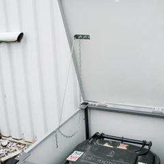 Vorschau: Mülltonnenverkleidung mit Klappdach - für 4 Tonnen - 2/3 Stanzung - 1.160 x 2.600 x 830 mm (HxBxT) - Korpus weißaluminium - Pfosten Eisenglimmer online kaufen - Verwendung 4