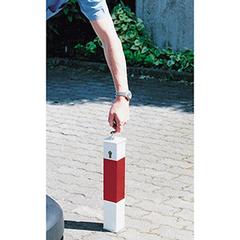 Vorschau: Versenkbar Sperrpfosten aus Alu, quadr. 70x70 mm, mit Profil-Zylinderschloß, weiß mit roten Leuchtst reifen online kaufen - Verwendung 2